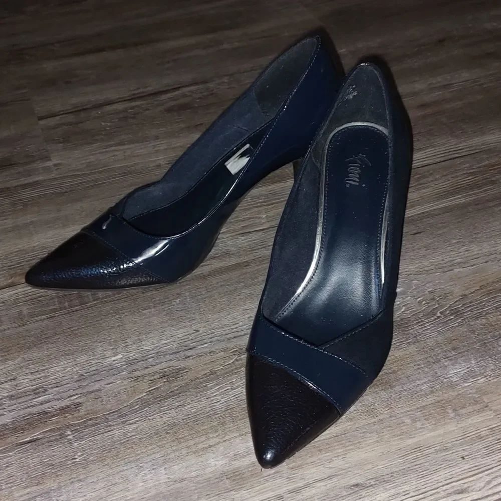 Fioni navy pointed toe pumps heels Sz 9